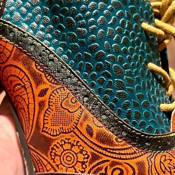 Bohemian bright patterned laced oxfords. Size 38 - Picture 9 of 11